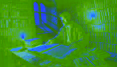 L'historien Marek Veselý examine un manuscrit ancien dans une bibliothèque médiévale mal éclairée, baignée par la lumière des bougies.