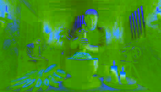 El Brujo, um chef misterioso, prepara o El Mofongo Dorado à luz suave das velas, enquanto Gabriel Santos observa com um certo desconforto.