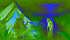 Teresa fait face au singe aux yeux luminescents sous une tempête pluvieuse des Everglades, tandis que des éclairs zèbrent le ciel nocturne.