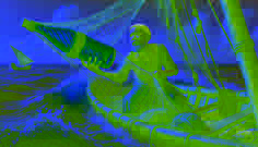 Malik, en su bote, recoge una red de pesca y descubre una misteriosa botella verde antigua enredada en ella, sintiéndose curioso y cauteloso.