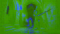 O Senhor Matej patrulha cautelosamente os corredores sombrios do Castelo de Karlštejn, em busca de um intruso encapuzado que se esconde nas sombras.