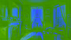 Una acogedora sala de estar georgiana con cortinas de encaje y fotografías familiares decorando la repisa.