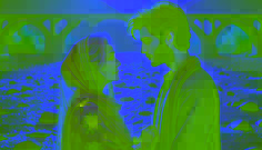 Arash und Laila, nun älter geworden, treffen sich am Kabul-Fluss wieder. Sie blicken einander mit Liebe und dem Gewicht verlorener Jahre in den Augen an.