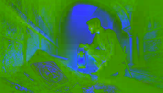 Erik Kovács kniet in einer unterirdischen Kammer und wischt den Staub von einem kunstvoll verzierten silbernen Anhänger mit einem alten Wappen, der im Licht seiner Laterne glitzert.