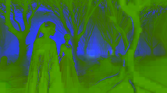 Nebelmatischer Waldboden bei Dämmerung, mit einer schwachen Silhouette, die von Schatten umhüllt ist