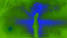 Eine gespensterhafte junge Frau in einem wallenden Kleid steht über einem nebligen See, melancholisch, während sich Wellen unter ihr bilden. Faint grüne Augen leuchten im Wasser.