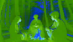 Leila und Omar sitzen bei einem Lagerfeuer im Grünen Gebirge Libyens und hören einem alten Mann zu, der bei Nacht eine geheimnisvolle Geschichte erzählt.