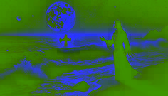 Sigrún se encuentra en una playa iluminada por la luna cuando Alrek, el tritón, emerge de las olas, extendiéndole la mano con anhelo y misterio.