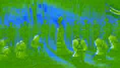 Mbuya Nehanda se dresse fièrement, entourée de soldats britanniques tandis que des guerriers shona capturés s'agenouillent à proximité, dans la lumière décroissante.