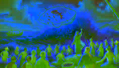 Malik lanza su red al océano frente al pueblo, y los peces saltan dentro de ella en un espectáculo milagroso, demostrando su inocencia.