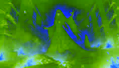 Uma poderosa bruxa com olhos brilhantes emerge das sombras próximas a um altar, lançando uma força sobrenatural enquanto dois exploradores observam aterrorizados.