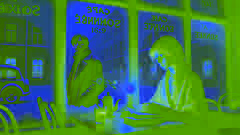 Alexei mirando a través de la ventana empañada de un café a una joven que está leyendo.