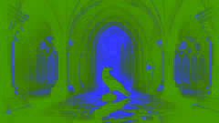 A silhueta de um corvo frente a um arco gótico iluminado pela lua, repleto de sombras que se arrastam.