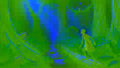 Mwamba überquert einen schmalen Baumstamm über einen Waldfluss, während Affen von den hohen Bäumen aus zuschauen.