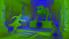 Dr. Elena Martínez im großen Saal, während sie mechanischen Jaguaren ausweicht, die sich in der Nähe der leuchtenden Jaguar-Statue befinden.