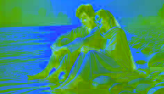 Arash und Laila sitzen am Ufer des Kabulflusses, ihre Füße über dem Wasser, und flüstern sich Träume zu, während das goldene Sonnenlicht auf den Wellen reflektiert.