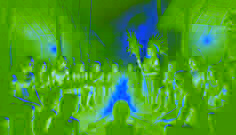 Um xamã waorani conduz uma cerimônia sagrada em torno de uma fogueira na Grande Maloca da aldeia durante a noite.