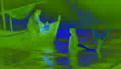 Youssef y Layla se encuentran en secreto por la noche; él se sienta en su bote mientras ella flota bajo el agua resplandeciente.