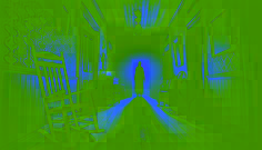 Eine schattenhafte Gestalt schleicht durch einen schwach beleuchteten Flur. Ein alter Schaukelstuhl wippt leicht hin und her und verstärkt die unheimliche Atmosphäre.