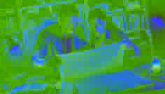 El Dr. Samir y su equipo examinan un antiguo mapa en su oficina tenuemente iluminada, rodeados de libros y artefactos.