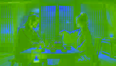 Hong Gildong y Chun-hee se sientan en una casa de té tenuemente iluminada, discutiendo planes secretos contra el Ministro Kim mientras degustan copas de vino de arroz.