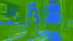 Una mujer vestida con ropa victoriana sostiene un despacho doblado junto a una ventana junto al mar, su expresión cambiante con cada palabra.