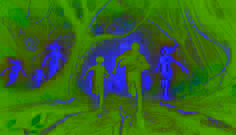Dos chicos corren por un bosque embrujado en la noche, perseguidos por espíritus brillantes y fantasmales.