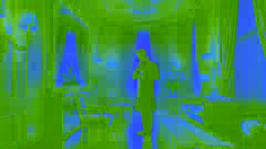 Paul bewundert sein Spiegelbild in dem kunstvoll verzierten Spiegel einer luxuriösen Hotelsuite.