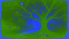 Antiguo árbol de frangipani con una tumba bajo sus raíces a la luz de la luna
