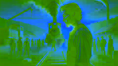 John Henry enfrenta el martillo impulsado por vapor, con determinación grabada en su rostro sudoroso.
