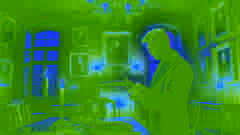 El coronel Volkov cargando su pistola de duelo a la luz de la vela en un solitario y tenue estudio