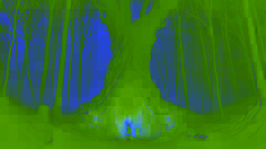 Arbre ancien fendu s’ouvrant sur une caverne, brume tourbillonnante dans une forêt hongroise
