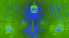 Holmes enfrentándose a una figura misteriosa en un almacén tenuemente iluminado.