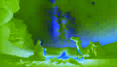 Layla und das Kamel sitzen bei einem kleinen Lagerfeuer unter einem weiten, sternenfüllten Himmel.