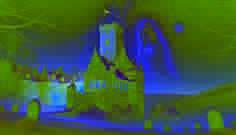 La figura espectral de la Dama Blanca mira desde una torre del Castillo de Houska en una fría noche de invierno, cubierta de nieve.