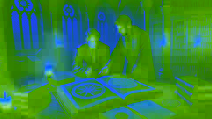 El Hechicero y Lukas estudian juntos el Grimorio de los Ancianos en la torre.