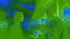 Hayato se enfrenta a su amigo Hiroshi en una tensa escena del pueblo envuelta en niebla.