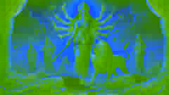 Durga steht siegreich mit ihren Waffen da, umgeben von den gefallenen Generälen des Mahishasura, während ihr Löwe brüllt.