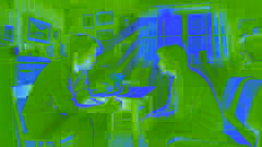 Mikael Blomkvist escucha a Harriet Vanger en una cabaña cálida y acogedora, con la luz del sol filtrándose a través de las ventanas.