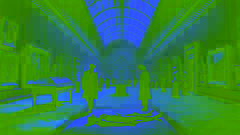Robert Langdon und Sophie Neveu entdecken die Leiche von Jacques Saunière im Louvre, positioniert wie der Vitruvianische Mensch.