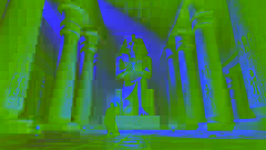 Amenu colocando el escarabajo radiante en las manos de la enorme estatua de Khepri dentro del grandioso Templo de Heliópolis.