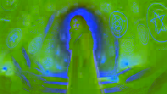 Leyla está em uma caverna com pouca luz, cercada por símbolos brilhantes gravados nas paredes rochosas, enquanto descobre a entrada.