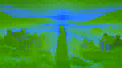 Saoirse O'Connor se encuentra al borde de su pueblo al atardecer, contemplando las colinas cubiertas de neblina en una tranquila reflexión.