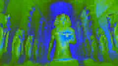 El faraón Neferkare sostiene un escarabajo dorado resplandeciente mientras las estatuas de Khepri comienzan a cobrar vida dentro de la tumba.