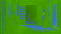 Haruka jette un œil dans une salle de stockage poussiéreuse où le fantomatique Zashiki-warashi se tient au centre, ajoutant à l'atmosphère troublante.