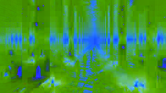 Explorateurs affrontant un couloir fragments de miroirs sous la lumière de torches dans un labyrinthe du désert
