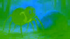 Anansi, la araña, junto a la roca cubierta de musgo brillante bajo la luz moteada del bosque