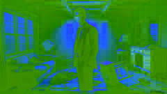 Nick se encuentra en una sala de estar desordenada, con una mirada perdida y confundida después de descubrir la desaparición de Amy.