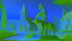 Una estatua de Santa Marta y la Tarasque se erige frente a la iglesia del pueblo, iluminada por la cálida luz del sol de la tarde.