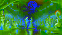 Ein Flussuferfest bei Nacht, mit Dorfbewohnern, die tanzen, erleuchtet von Laternen, und einem geheimnisvollen Mann in Weiß, der mit Maria tanzt.